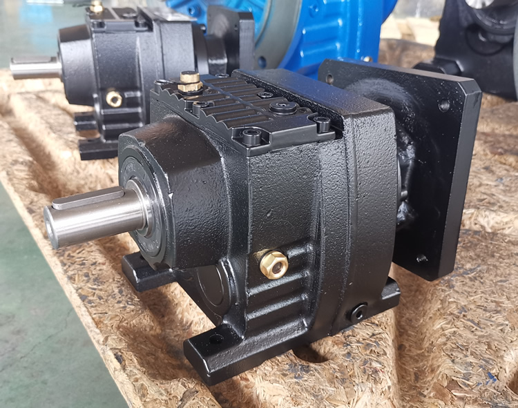 R37系列減速機的實物照片，輸入配伺服電機