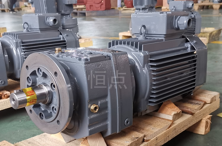 RF47系列減速機配直聯電機，立式安裝 輸出法蘭+軸 實物圖