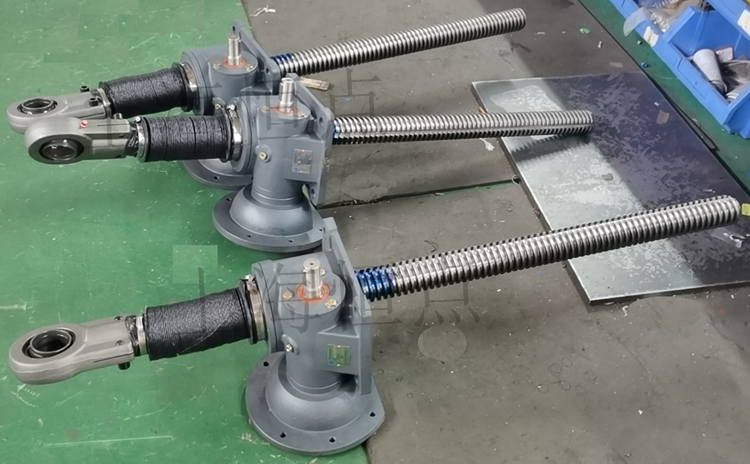 SWLD10升降機配關節軸承，配軟防護罩的實物圖